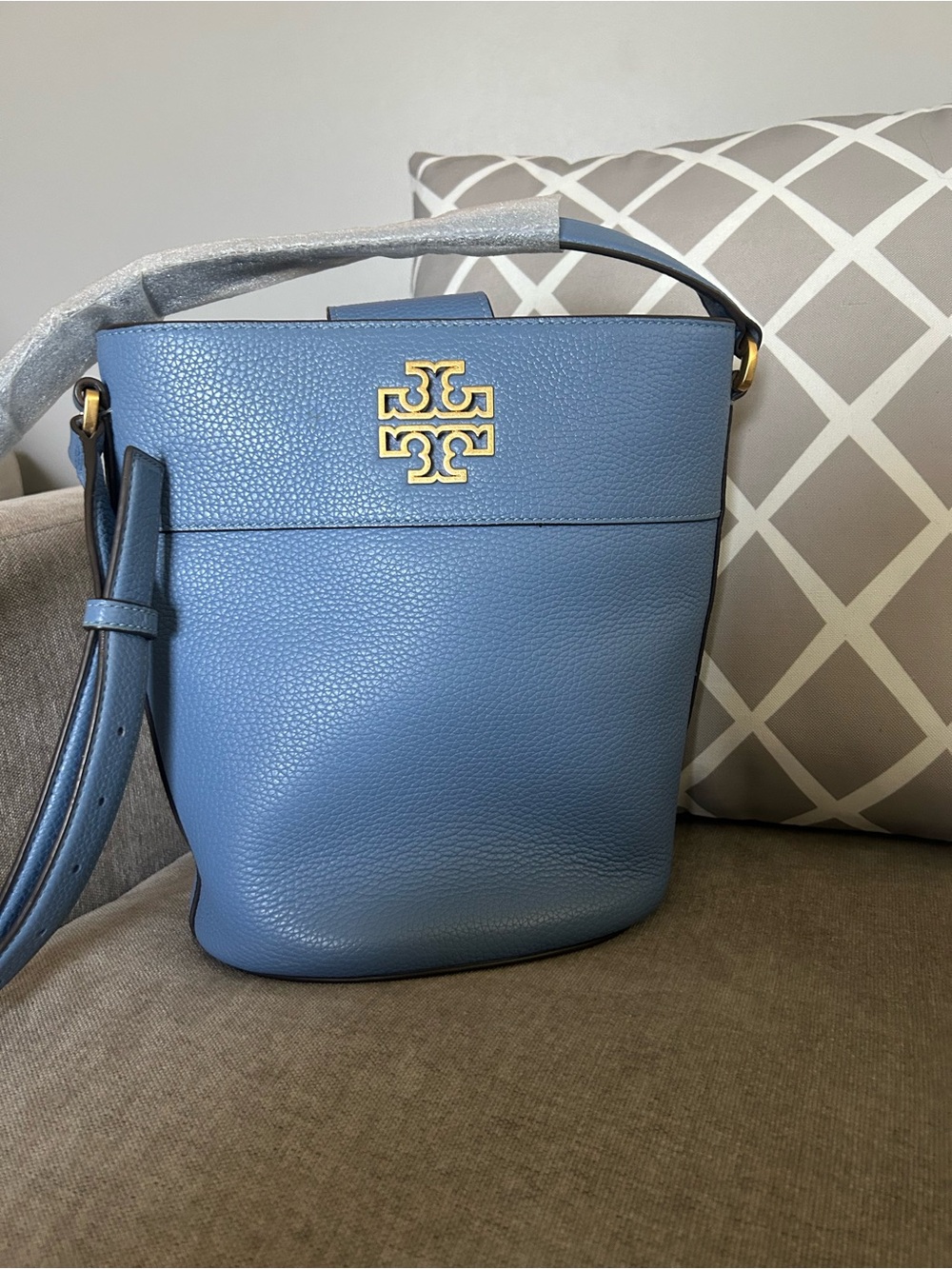 Tory Burch McGraw Dusty Blue Pebbled Leather Bucket Bag with Gold Logo NEW